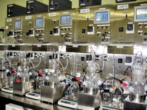 Quy trình nuôi cấy vi sinh vật bằng thiết bị lên men gồm các bước chuẩn bị, nuôi cấy, thu hoạch và xử lý sản phẩm