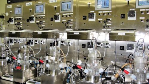 Quy trình nuôi cấy vi sinh vật bằng thiết bị lên men gồm các bước chuẩn bị, nuôi cấy, thu hoạch và xử lý sản phẩm