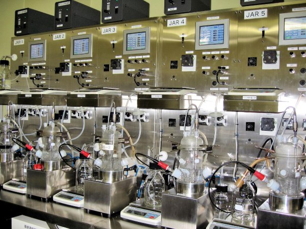 Quy trình nuôi cấy vi sinh vật bằng thiết bị lên men gồm các bước chuẩn bị, nuôi cấy, thu hoạch và xử lý sản phẩm