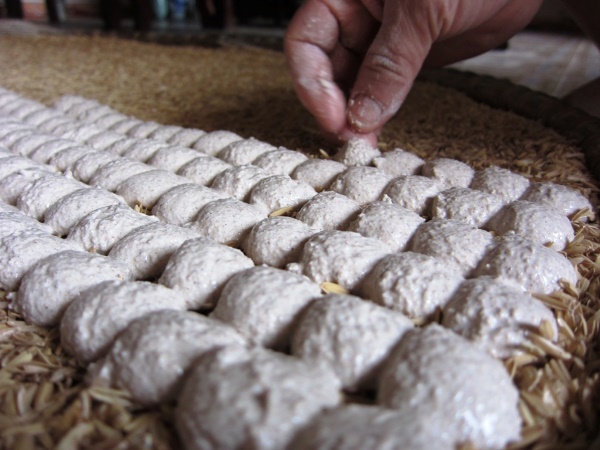 Quá trình lên men sản xuất ethanol từ tinh bột như gạo, lúa mạch, ngô, sắn, khoai,...