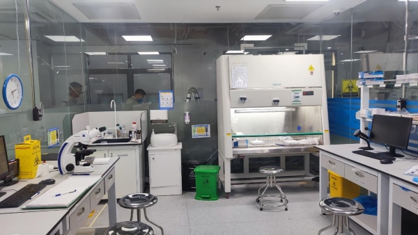 Phòng thí nghiệm vi sinh là không gian chuyên dụng để nuôi cấy, kiểm tra và phân tích đặc tính của vi sinh vật