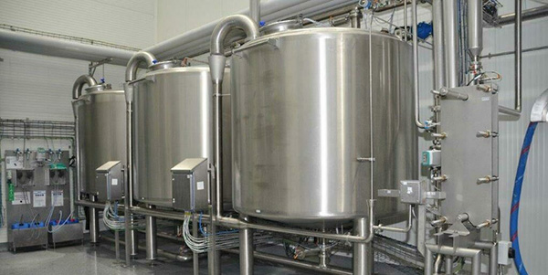 Hệ thống CIP giúp làm sạch bề mặt bên trong thiết bị sản xuất công nghiệp