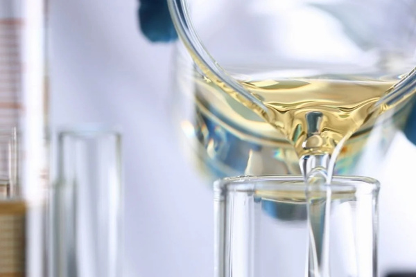 Dung môi phân cực và dung môi không phân cực là hai khái niệm nền tảng trong hóa học