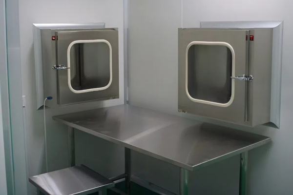 Pass Box được lắp cố định trên vách ngăn giữa hai khu vực có cấp độ sạch khác nhau