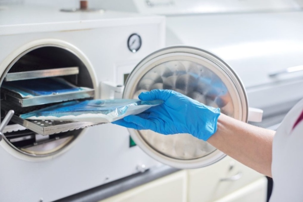 Cần vệ sinh buồng hấp ngay sau khi lấy hết vật liệu